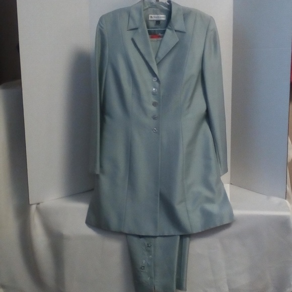 Travis Ayers Dresses & Skirts - Travis Ayres 3 piece Silk Suit